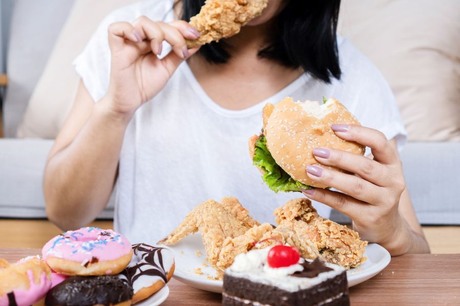 Desvendando a Compulsão Alimentar: Sinais Ocultos e Como Lidar